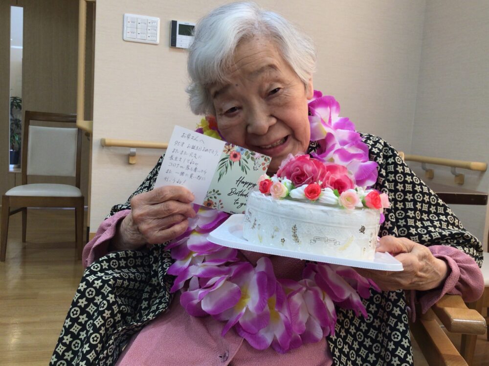 5月のお誕生日会 - 株式会社東日本福祉経営サービス新潟、東京、埼玉、千葉県内で有料老人ホーム・デイサービス・グループホーム等を運営