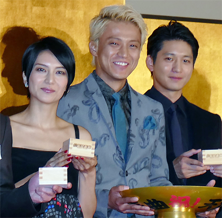 今回ご紹介する新郎新婦様は、 ”あるビックカップル”の結婚式に影響を受けたおふたりです😍 そのある方とは・ピンクのタキシードを着てハワイで挙式を挙げた小栗旬さん！ ピンクのタキシードを着た小栗旬さんがカッコよく、 ずっと憧れていたと話してくだりました