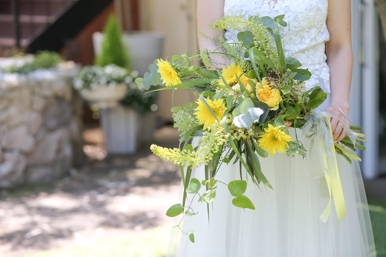 金婚式祝に輝く黄色の花束・ビタミンカラー花のある暮らしを贈る・ラグジュアリーフラワ
