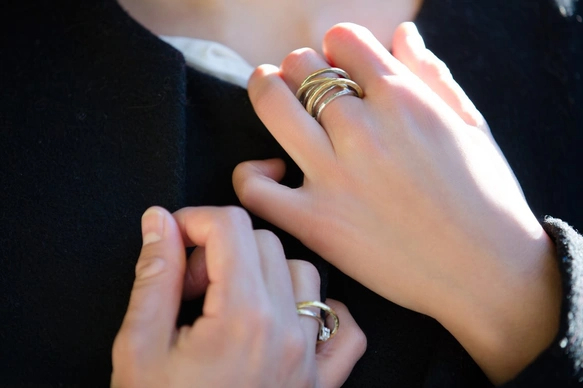 重ね付けリング着用例 2- 華奢で細いメッセージリング