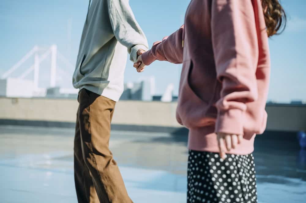 手をつなぐタイミングは何回目?付き合う前・女性からなどの場合は