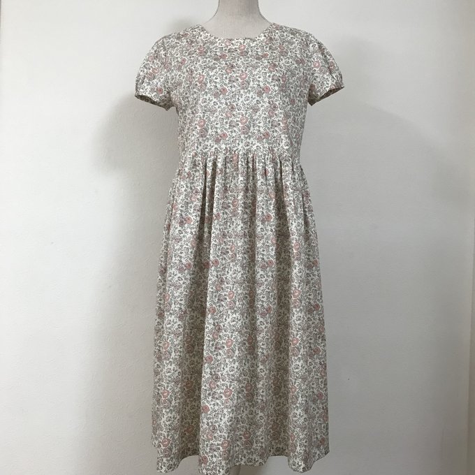 スワイプしてね❥❥ 作製動画あり ﻿ ﻿ 輸入リバティ、チャイヴで﻿ ベビちゃんのワンピースが完成しました!﻿ ﻿アンティークのような繊細なレースを使い、優しい雰囲気に⁎ᵕᴗᵕ⁎﻿ ﻿ 後ろは国産の貝ボタンを使っています.﻿ ﻿ 動画﻿→ギャザーを寄せたスカートに