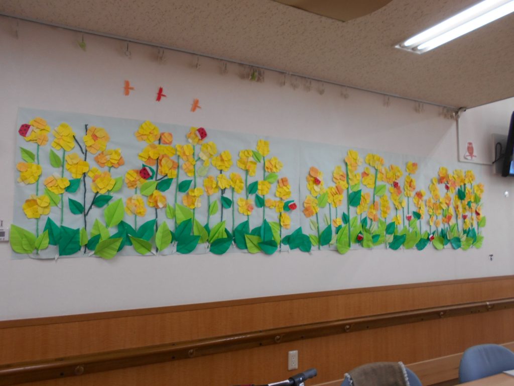 菜の花畑の壁画製作 デイサービス- みどり福祉会