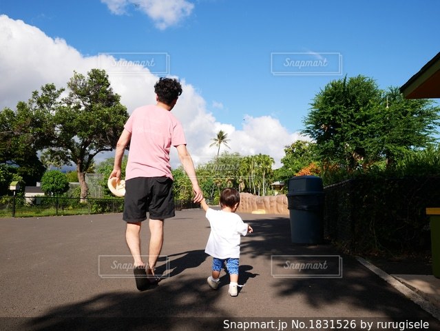 フリー写真手をつないで歩くカップルの後ろ姿パブリックドメインQ：著作権フリー画像素材集