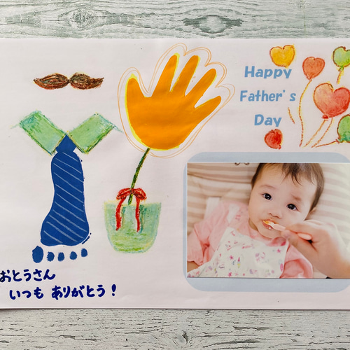 毎年父の日のプレゼントに息子と作ってる手形足形アートも、今年で9回目👣✨成長記録にもなるように、その時息子が好きなものやことをテーマに作っているのですが、今回は手形足形をとってから一緒に何に見えるか考えて作ってみました☺️足形はとーちゃんと一緒に作る