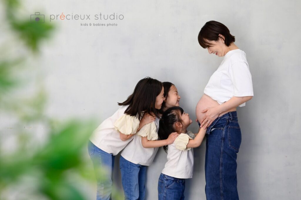 マタニティフォトの衣装はワンピース？Tシャツ・デニムもおすすめ貸切型写真館プレシュスタジオ