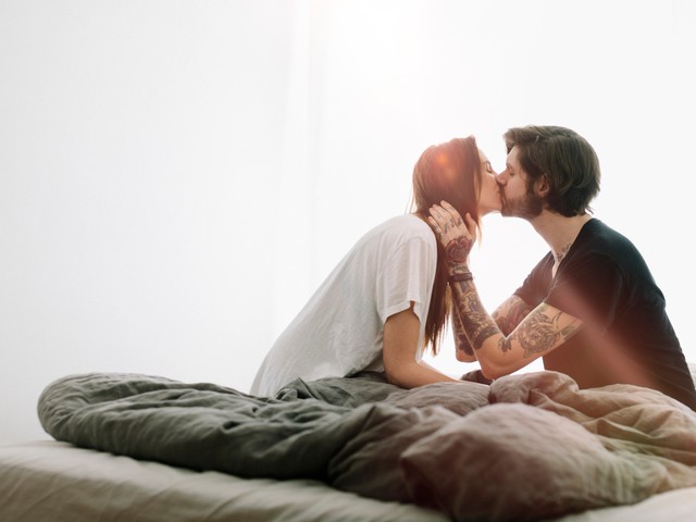 首にまわされた恋人の手 - 商用利用可能な写真素材・イラスト素材ならストックフォトの定額制ペイレスイメージズ