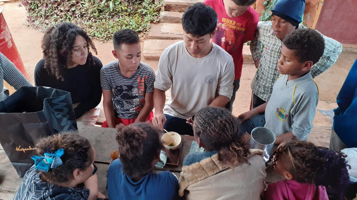 お茶はどうやってできる？ 沖縄・名護市の児童たち、畑で茶摘みを体験 栽培から飲料になる行程学ぶ沖縄タイムス＋プラス