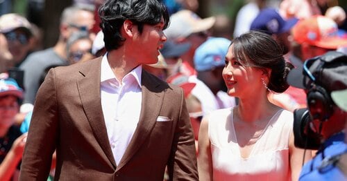 大谷翔平をツンツン 実在するか確かめる