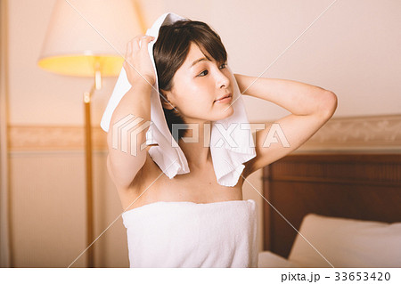お風呂上がり 女性の写真素材写真素材なら「写真AC」無料 フリー ダウンロードOK