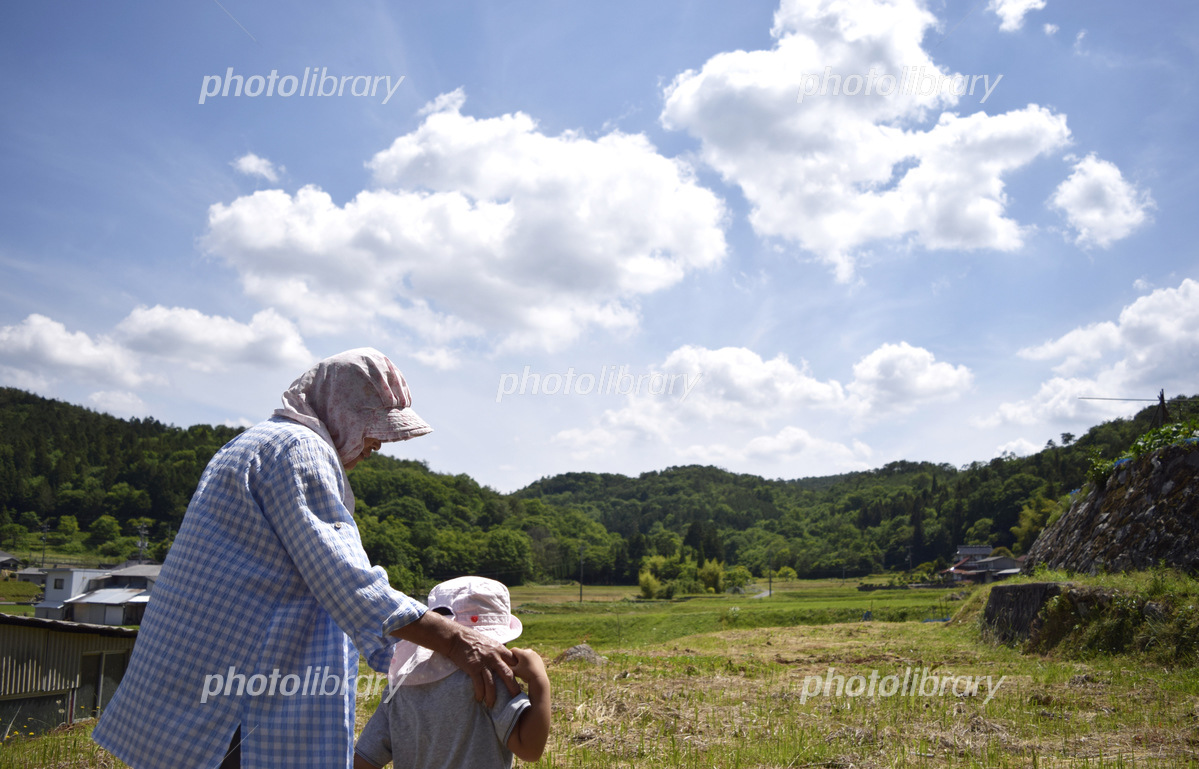 80歳のおばあちゃん 後ろ姿の写真素材17548091- PIXTA