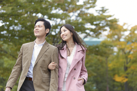 3ページ目腕を組む カップルの写真素材写真素材なら「写真AC」無料 フリー ダウンロードOK