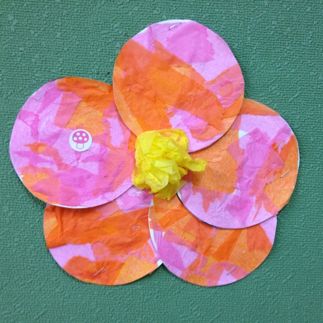 本日は今の季節におすすめ💡﻿ ﻿ ウグイスと梅の花製作のご紹介です✨﻿ ﻿ちぎり絵で作成した木の部分はみんなお手本を真似して貼ったそうです ！﻿ とても上手に貼れていますね😂﻿ ﻿ウグイスもいろんな表現をしていて可愛い☺️💕﻿ ﻿ @p_i_y_o_2_3 さん、素敵な作品を