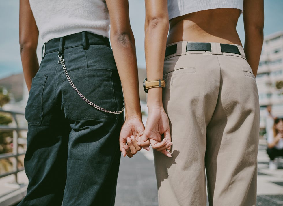 屋外のベンチに座って手をつなぐカップル Stock PhotoAdobe Stock