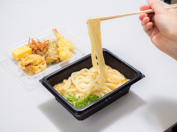 釜揚げ家族うどんうどんここのうどんは、生きている。丸亀製麺