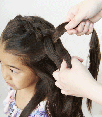 写真付き 3つのお団子ヘアの結び方 パパでもできる女の子のキッズヘアアレンジFQ JAPAN 男の育児online