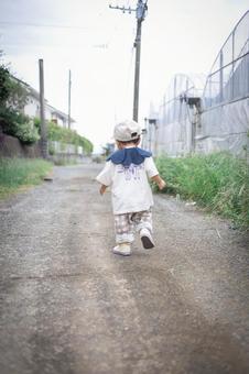 手を繋いで走る子供の後ろ姿235682878 の写真素材 - アフロ