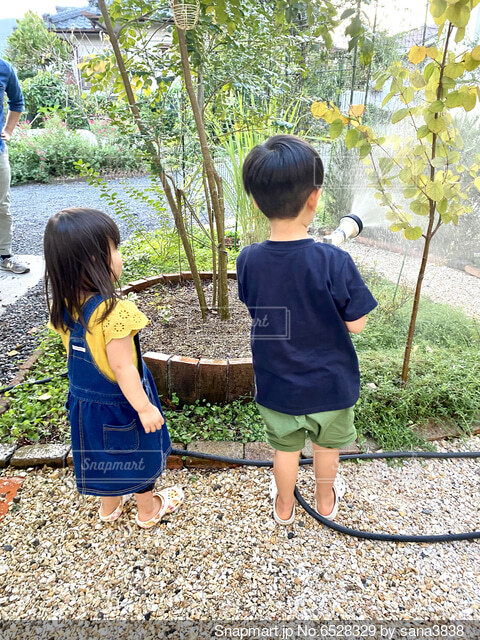 ネットに上る子供の後ろ姿130991 の写真素材 - アフロ