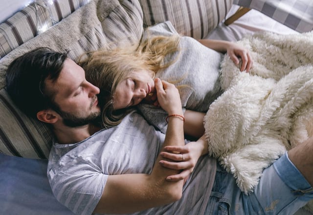 ベッドの上で寄り添う若夫婦 写真素材6908957- フォトライブラリ