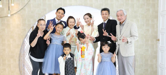 優美なオレンジの着物がとても素敵！ご家族で神社にて七五三の写真撮影OurPhoto アワーフォト