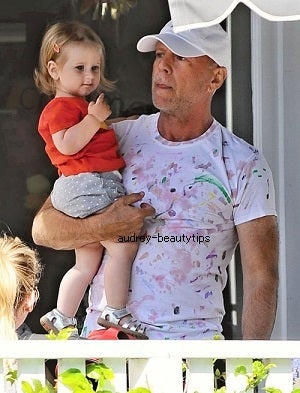 ブルース・ウィリスの元妻デミ・ムーア＆現妻エマ・ヘミングが一緒に父の日をお祝い！ ５人の娘に囲まれた家族写真に「なんて美しい家族」と称賛する声が殺到- セレブニュースSPUR