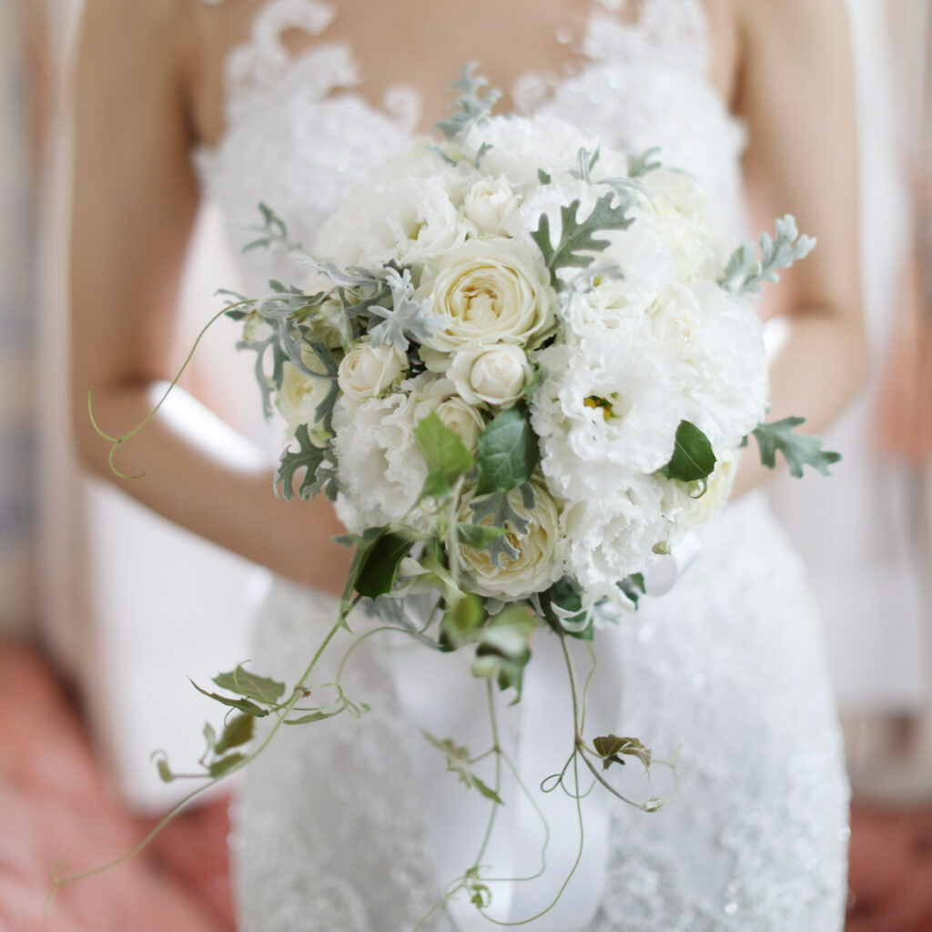 ウェディングブーケ ブライダルブーケ キャスケードブーケ ウエディングブーケ 花嫁 ブーケ 造花 花束 華やか エレガント 結婚式 二次会 披露宴ホワイト 白 ウェディングブーケ本物みたいで人気！クオリティーが高い造花のブーケのおすすめランキングキテミヨ-kitemiyo