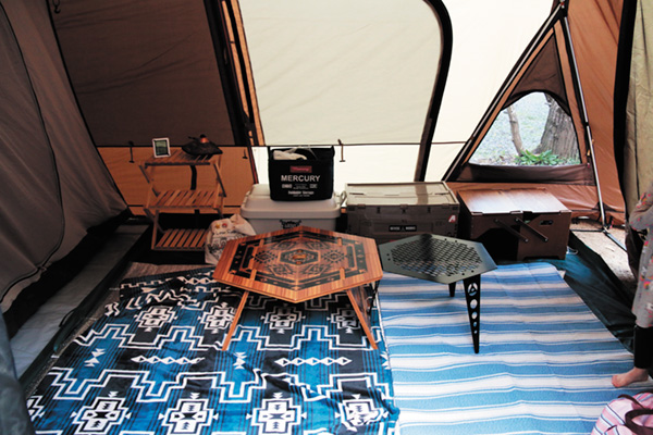 お座敷スタイルで冬キャンプはここまで快適になる！見た目も心地良いサイト作り実践 – キャンプクエスト