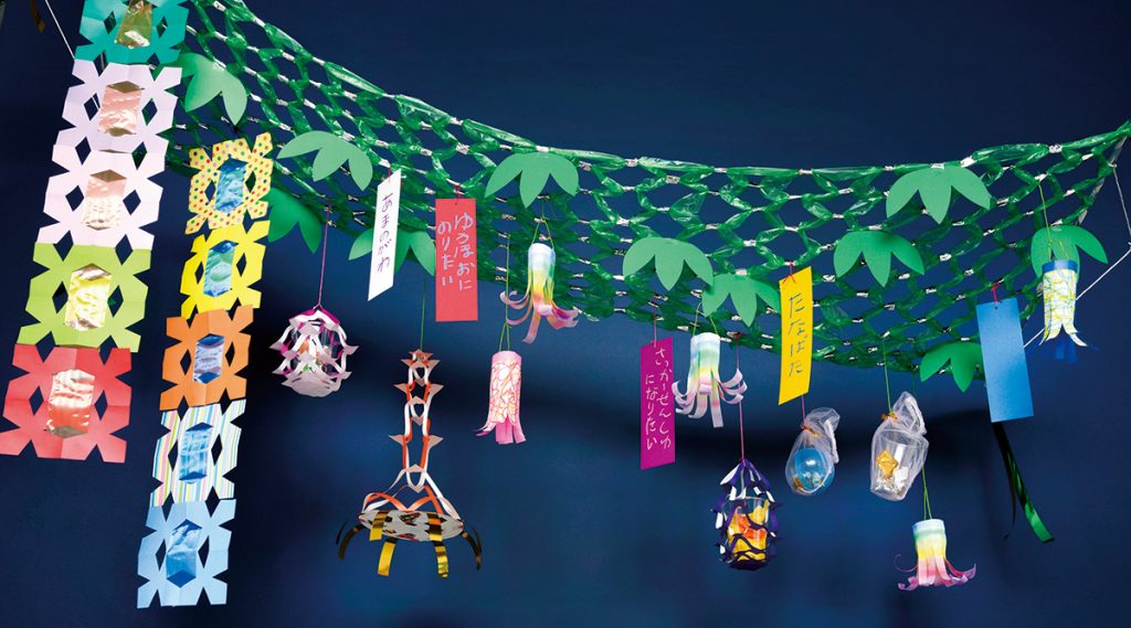 壁面飾り工房本店 壁面装飾・パネルシアター・ペープサート・型紙・知育・保育・介護商品の販売☆壁面飾り工房横170cm 「七夕の夜空で」７月 夏 織姫 彦星 笹 幼稚園 保育園 学校 病院 施設 知育 壁面装飾 型紙 製作☆