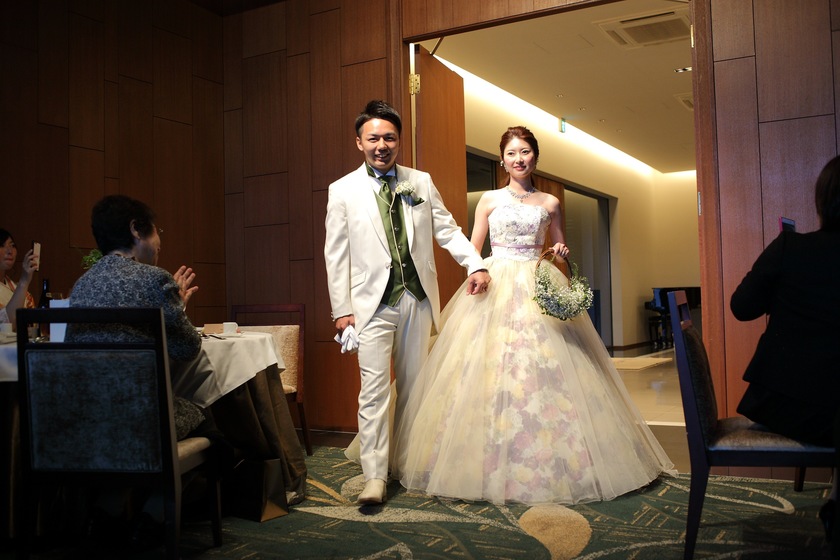 チャペル挙式での入場シーン*新郎さまの入場からお父さまとのバージンロードを歩くシーンまでぜひ参考にしてみてくださいね♪美花嫁図鑑farny ファーニー お洒落で可愛い花嫁レポが満載！byプラコレ