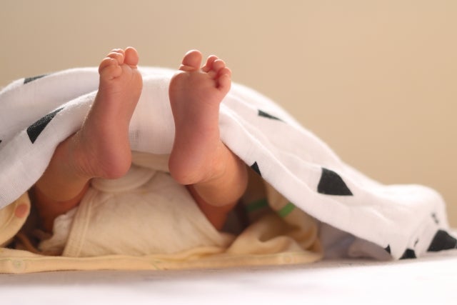 新技発見! 足がピーンってなっちゃう生後2ヶ月の赤ちゃん - YouTube