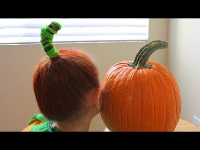 静電気の髪を持つかわいい男の子トランポリンで屋外で撮影された彼の面白い肖像画を持っています - 1人のストックフォトや画像を多数ご用意 - 1人,いたずら, おもちゃ - iStock