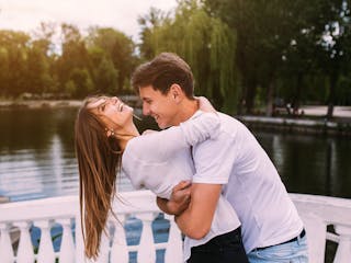 抱きつく彼の本当の気持ちとは？抱きつき方で徹底解明！ 心理診断 〜独身アラサーOLの日常〜 - YouTube