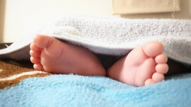 寝ている子どもの足を触ったら冷たい！これって大丈夫？&あんふぁん