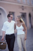 女性の腰に手を回す男性心理とは？ 脈ありor下心の見極め方「マイナビウーマン」