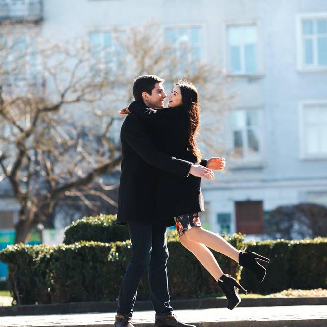 Shinobu PhillipsWhen you hug your friend who don't want to be hugged buttrying to be nice to friends😂 ボディタッチが苦手な友達に皆んなでハグするとこの笑顔🤣🤣🤣エリカ、卒業までカウントダウンInstagram