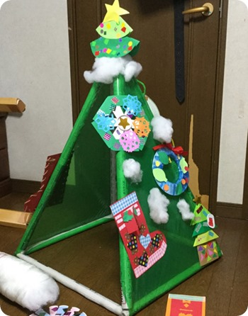 実際に入って遊べるクリスマスツリーハウス製作アイデア男性保育士あつみ先生の保育日誌 おすすめ絵本と制作アイデア