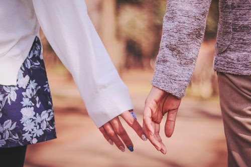 手をつなぐカップルの手元 10417000839 の写真・イラスト素材アマナイメージズ