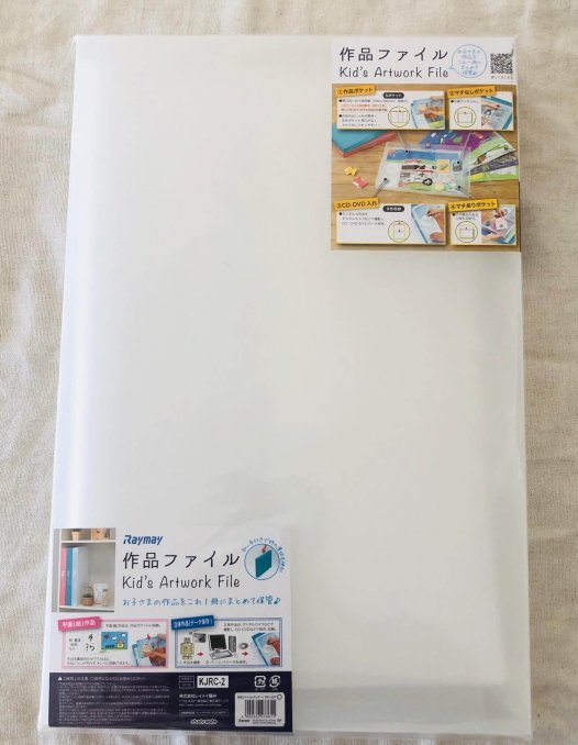 日々のおえかきをインテリアに。『おえかきマグネットハンガー』 - 絵やメモを、マグネットバーで挟んで飾れるハンガーです。壁にかけるための紐は、好きな長さに調節できます。 日々のおえかきはもちろん、レシピやカレンダーを飾るのもおすすめ。 サイズは、21cm、45cm