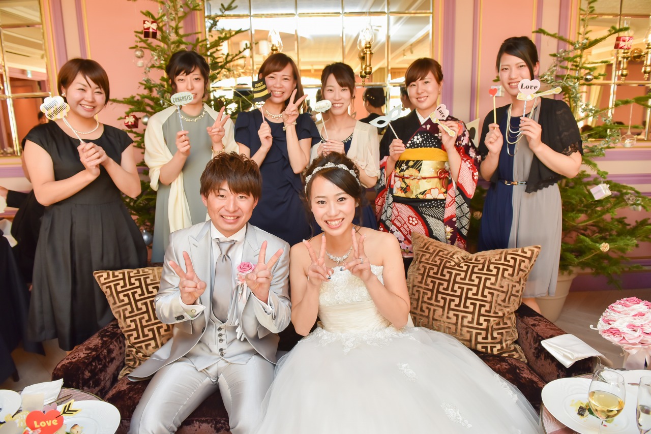 ステキな実例をご紹介！高砂ソファ アイデアまとめ アットホームなウエディングにおすすめの『高砂ソファ』たっぷりの装花や、アーチなどの装飾で飾れば ふたりらしい空間を演出することができます♡ こだわりのドレスやパンプスも、テーブルに隠れることなく