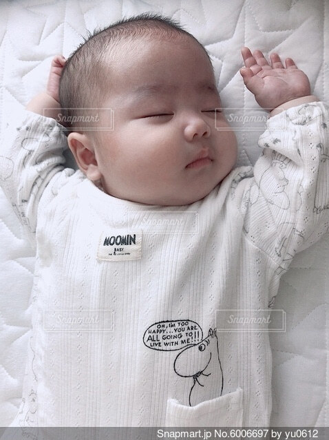 バンザイ寝がいつまでかは個人差あり!!可愛い寝相アートの構図も紹介