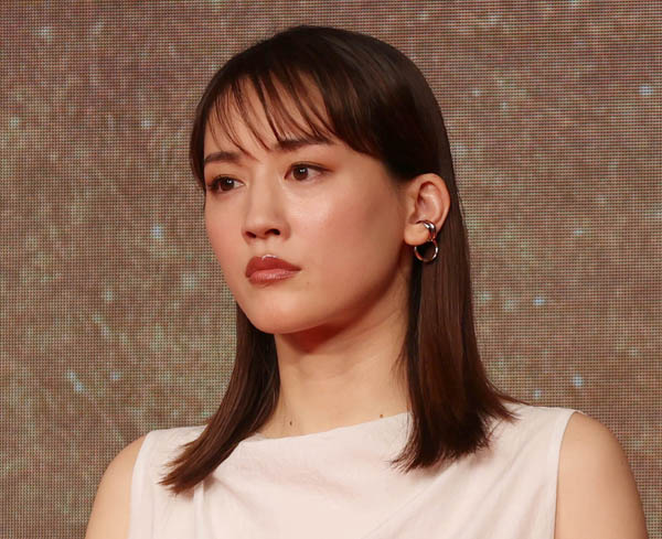 綾瀬はるかが抱える「本格女優」のジレンマ…絶えない映画オファーが意外なネックのナゼ｜日刊ゲンダイDIGITAL