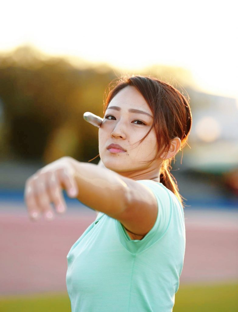 陸上やり投げ・佐藤友佳が結婚発表 第1子も妊娠「アスリートのキャリアも女性のキャリアも考えていた」 - YouTube