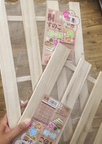 階段上に格子のベビーゲートを作りました❗ 市販のゲートは、下部に段差ができるので、つまずいて転落の恐れも これなら、直付けレール数ミリの段差でおさまり安全です。格子格子戸階段上ベビーゲートベビーゲートベビーゲートdiyベビーゲート手作り