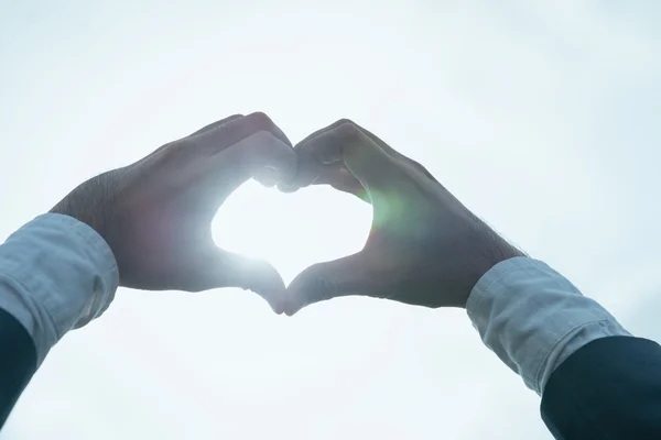 男女でつくる指ハート_夕暮れの光 - No: 4088041写真素材なら「写真AC」無料 フリー ダウンロードOK