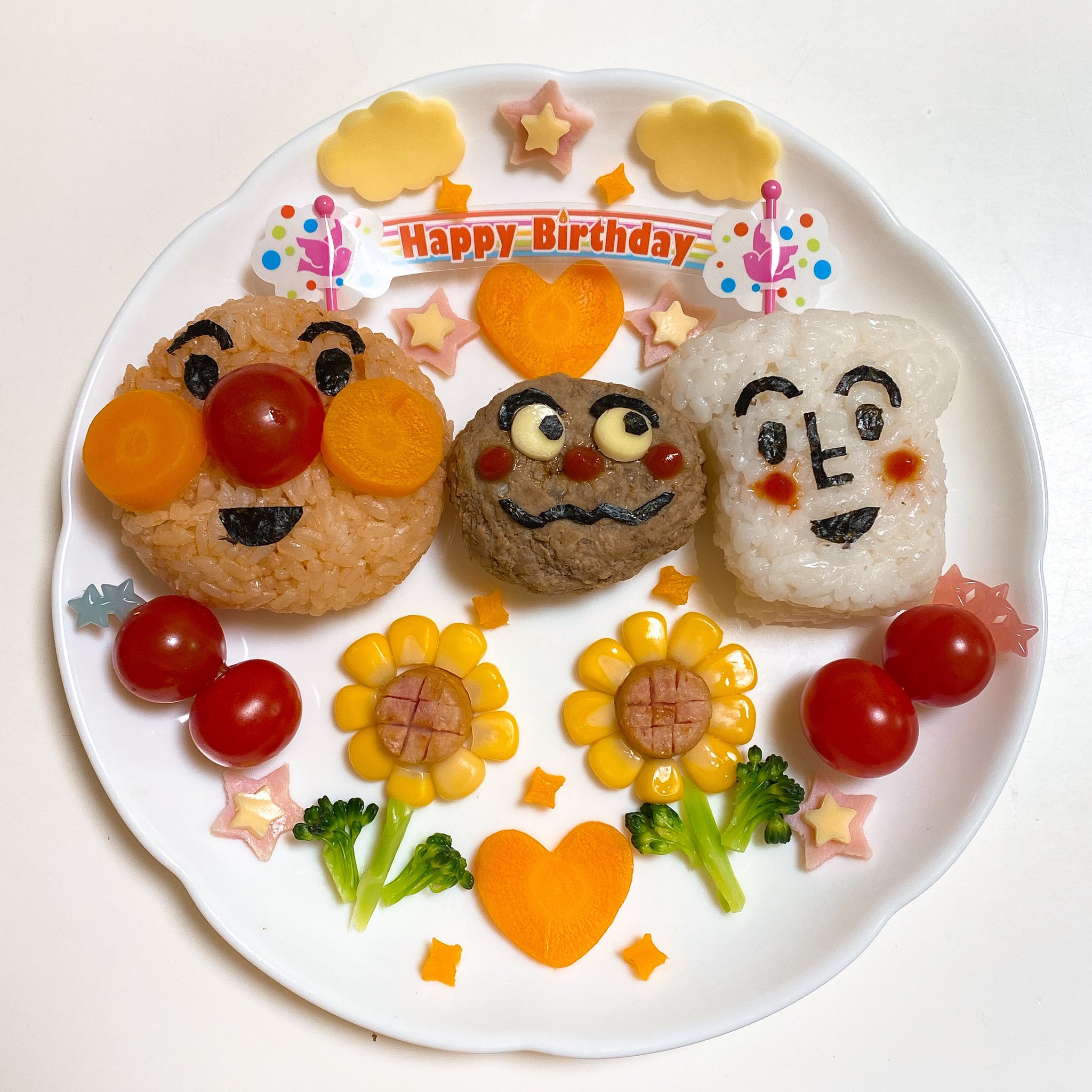 絶対的人気のアンパンマンで作ったお子様プレート🌼🍴お誕生日にもってこいなアンパンマンプレート 💐 🌟アンパンマン→ケチャップ🌟カレーパンマン→カレー粉 🌟しょくぱんまん→白飯 これがアンパンマンおにぎり をつくる秘訣です🎵 2枚目：@rinna._.rinnaさん
