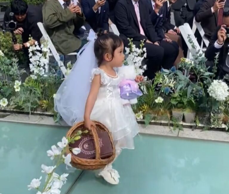 感動の結婚式! 生後6ヶ月のリングガールが超カワイイ❤️ お姫様抱っこもイイね👍