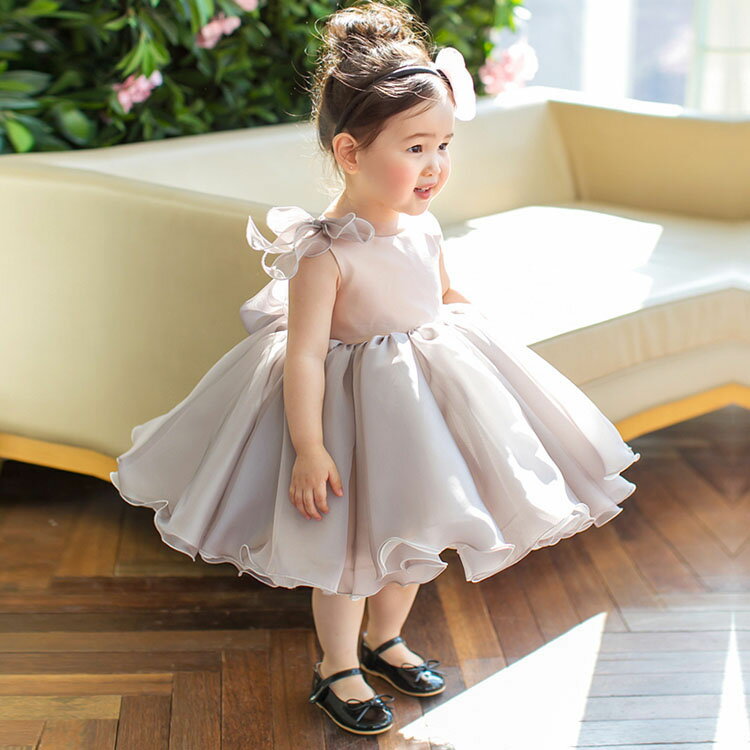 結婚式でリングガールをする1歳娘 しかし 突然の珍行動で「声出して笑った」「全てが満点」参列者も爆笑 – ほ・とせなNEWS