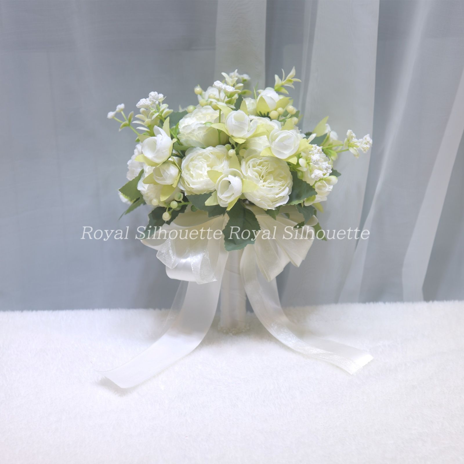 クラッチブーケ パレスホテル東京様へ 挙式、白のバラを束ねて一会 ウエディングの花