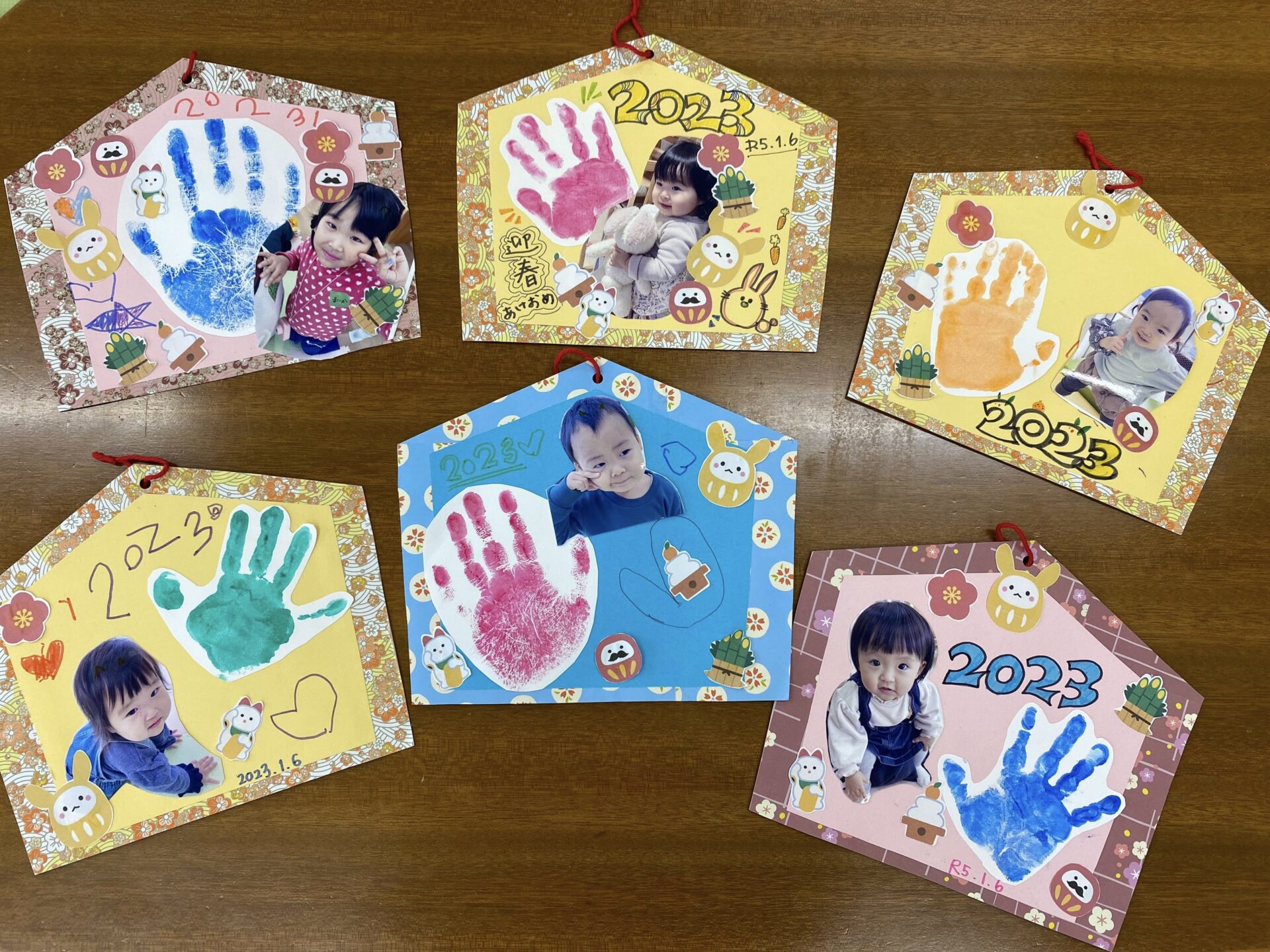 1月の製作 0歳児・1歳児 ぷよぷよ水風船で感触を楽しむ鏡餅製作