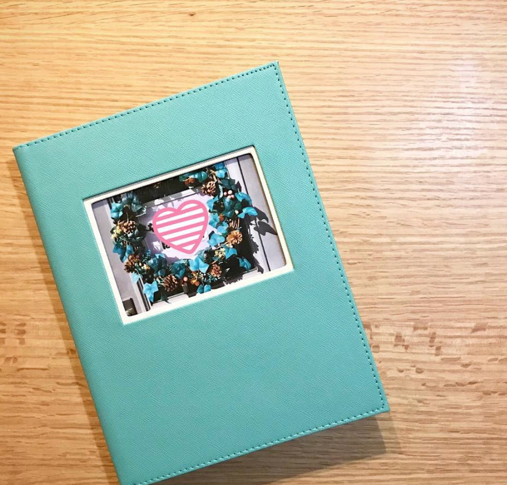 青春の思い出いっぱい📒⁡ 卒業前の思い出や誕生日のお祝いに🥂 手作りの『JKアルバム』を紹介💕 ⁡色紙やノート、プリ帳などなど色んな作り方があるよ!! みんなでお揃いにしたり、レースやラメで装飾したり可愛くデコってお友達と一緒に盛り上がろう💖🎶 ⁡ みんなも